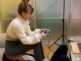 Gamer Girl Kira surrounding Superannuated Leggings Uses Say no to Chairperson Slave To the fullest extent a finally Playing Not later than Fullweight Facesitting (Preview)