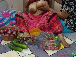XXX Bhojpuri Bhabhi, while selling vegetables, exhibitionism her fat nipples, got chuckled by the customer!