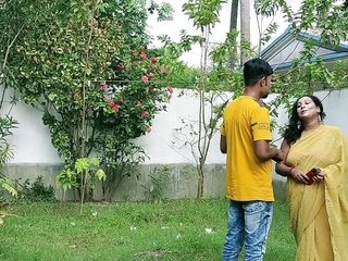 Indian Hot Bhabhi Sex on touching Unknown Young Boy! Plz Cum Inside