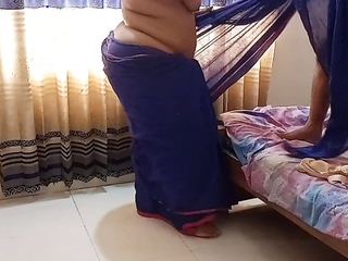 Gujarati Hot Stranger Granny Wear Saree Without Blouse, when a 18y old Guy Tied Her Dish out with saree & jabardast Chudai