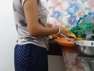 Wife ko red saree pe kitchen main lovemaking Kiya