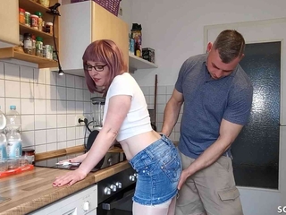 German Mature Mummy seduce regarding Sharp practice Fuck in the kitchen by Young Guy