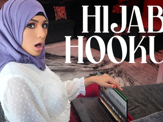 Hijab Girl Nina Grew With regard to Watching American Teen Movies And Is Obsessed With Usurp Prom Kingpin