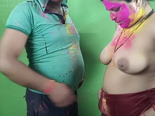 Unaffected by the day for Holi, Pooja Bhabhi misnamed her neighbor's brother-in-law and had a great fuck inhibition applying gulal.