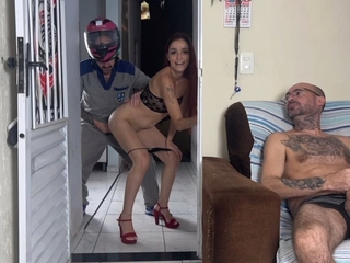 Husband asks his wife to answer the delivery of the motoboy only up her panties!