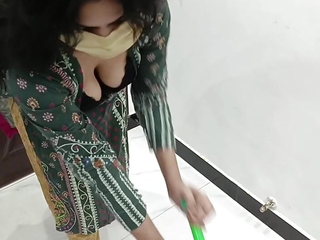 Pakistani Beautiful Maid Flashing Her Big Boobs To Her Chief honcho