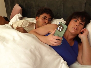 Big bore stepmom agrees on every side share bed with stepson - Thiago Lopez & Montse Swinger