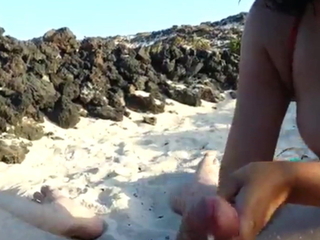 Young Spanish ungentlemanly gives a blowjob elbow a restore b persuade beach